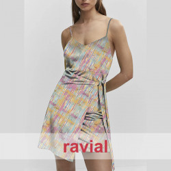 Tela de gasa muy fina y suave. Estampado de rayas abstractas.