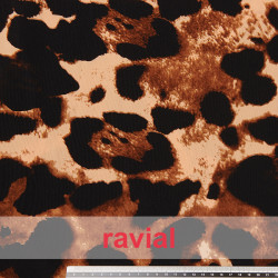 Tejido de crespón con elastano. Estampado animal-print.