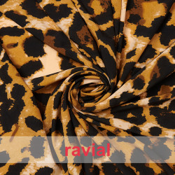 Tejido de crespón con elastano. Estampado animal-print.