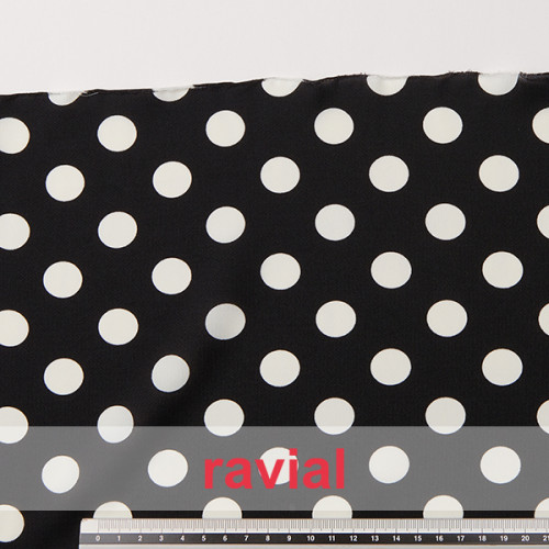 Tejido de georgette estampado con lunares de 2 cm.