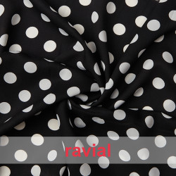 Tejido de georgette estampado con lunares de 2 cm.