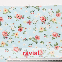 Tejido de gasa arrugada con estampada de flores.