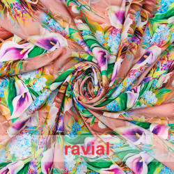 Tejido suave con mucha caída. Estampado floral.