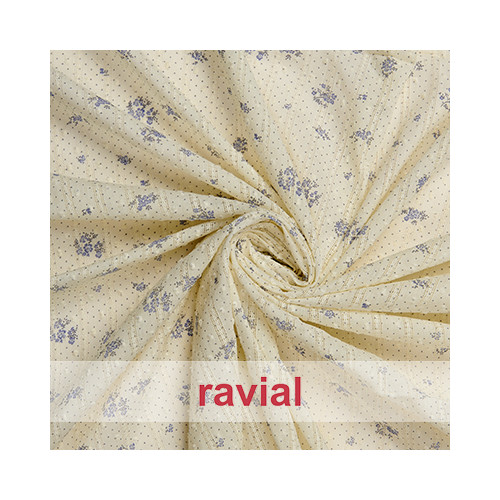 PLUMETI MILA ESTP. Tejido de plumeti con rayas de vainica. Estampado de flores.