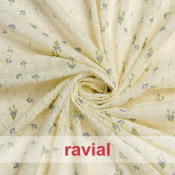 PLUMETI MILA ESTP. Tejido de plumeti con rayas de vainica. Estampado de flores.