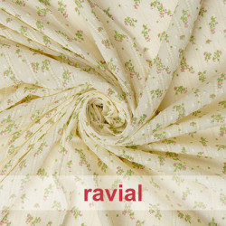 PLUMETI MILA ESTP. Tejido de plumeti con rayas de vainica. Estampado de flores.