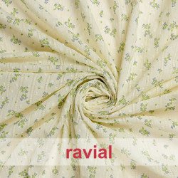 PLUMETI MILA ESTP. Tejido de plumeti con rayas de vainica. Estampado de flores.