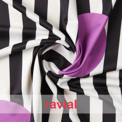 Tejido de punto con estampado de rayas de 2 cm y lunares de 12 cm.