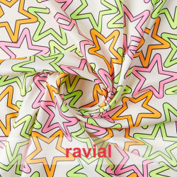 Tejido de punto con estampado de estrellas de colores.
