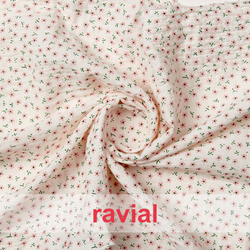 Tejido de bambula con estampado infantil de florecitas.