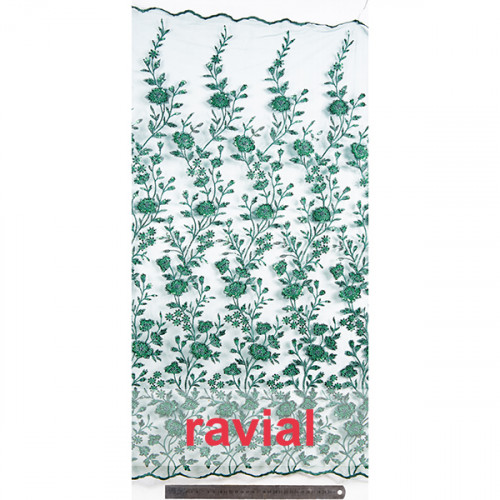 TULLA. Tejido de tul bordado adornado con piedrecitas, acabado por los dos lados.